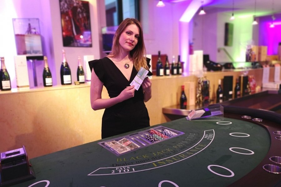 Croupière lors d'une animation casino organisé par Slysmile location