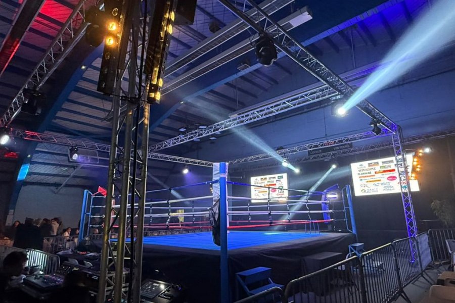 Ring de boxe central avec grill lumière et faisceaux installés par Slysmile Location