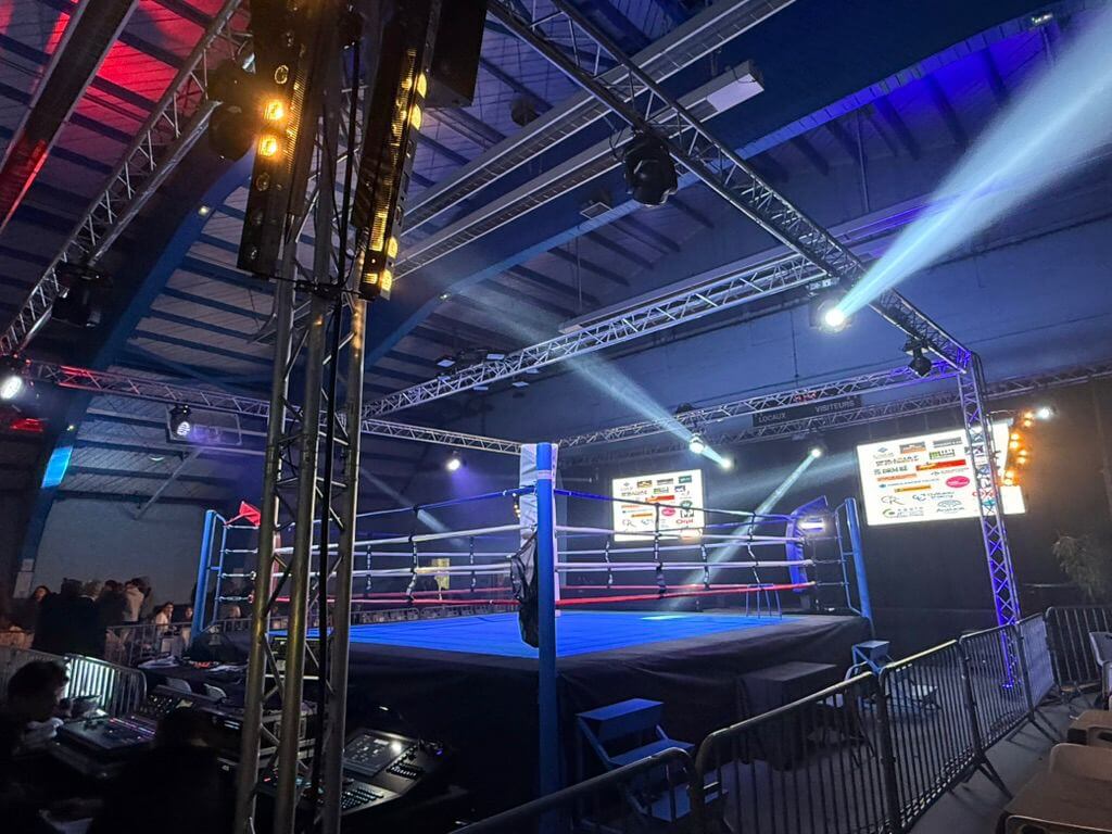 Ring de boxe central avec grill lumière et faisceaux installés par Slysmile Location