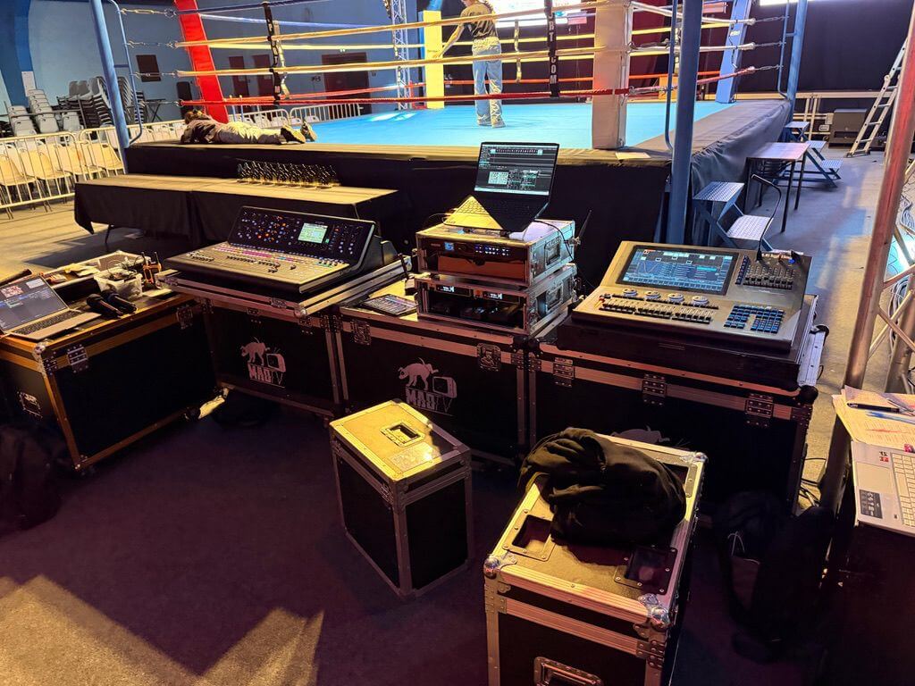 Régie son et lumière intégrée en pied de ring avec console numérique et jeu d’orgue