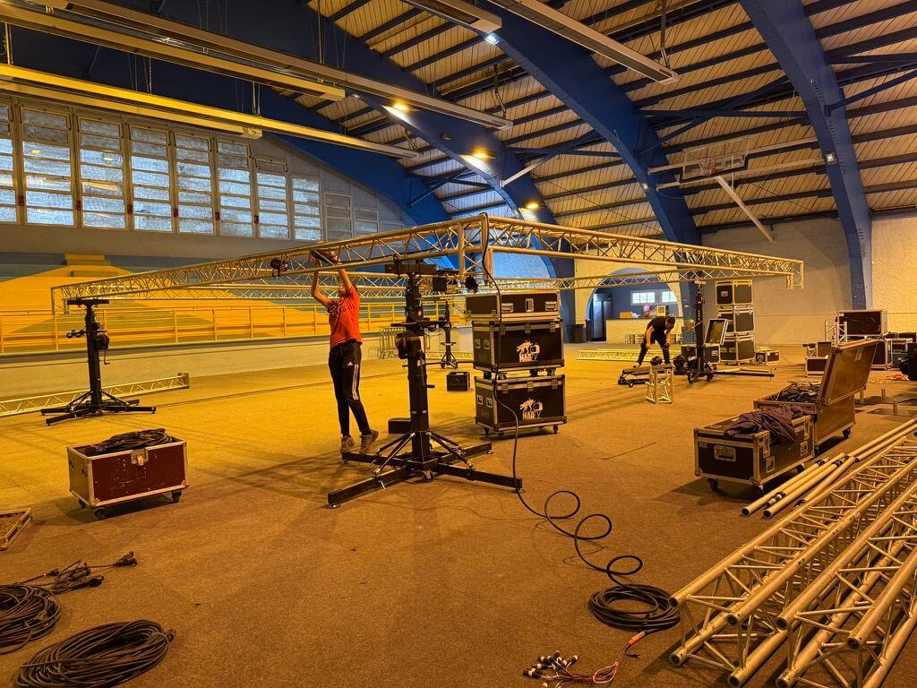 Équipe technique Slysmile Location montant la structure truss avant un gala de boxe