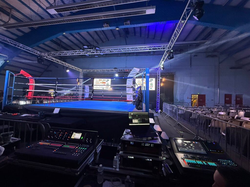 Ring de boxe en ambiance lumière bleue avant l’ouverture des portes au public