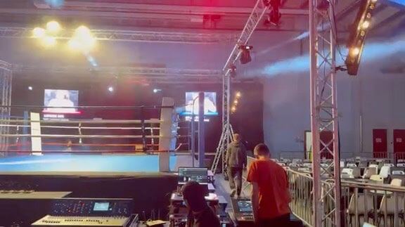 Équipe Slysmile Location en pleine mise en place technique avant le gala de boxe
