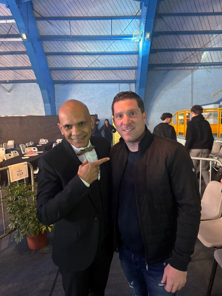 Steven Nowak, fondateur de Slysmile Location, avec le présentateur du gala de boxe