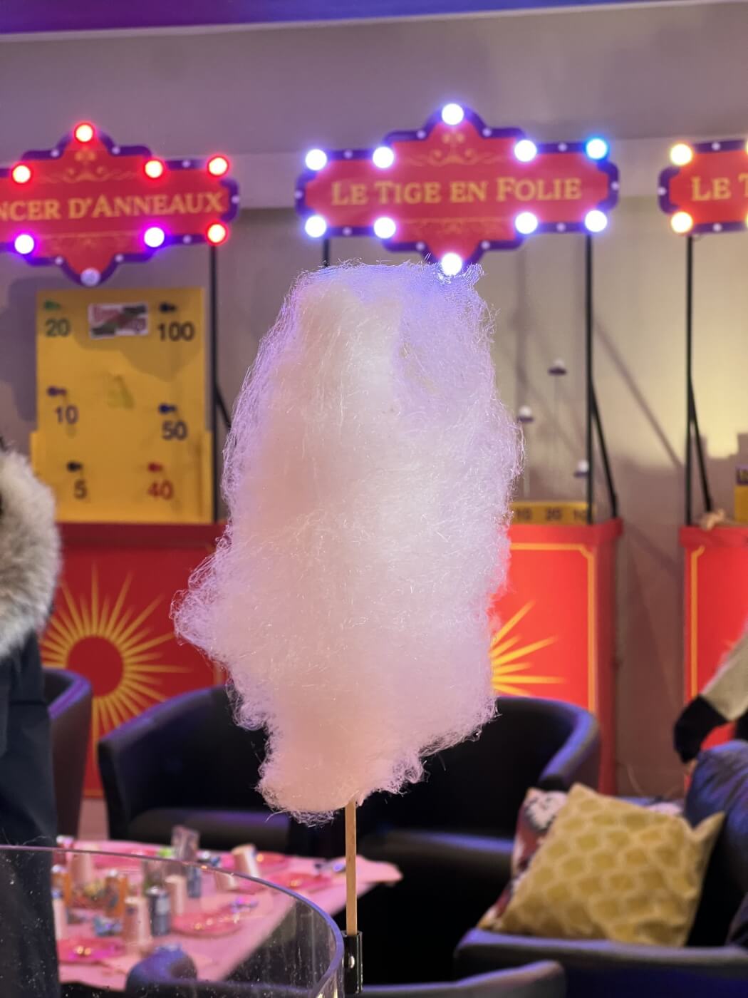 Barbe à papa dans une fête foraine immersive organisée par Slysmile Location